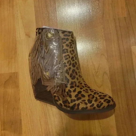 Very Volatile Los Angeles Laine Leopard Booties Studded Fringe Pony Hair 8 - Picture 1 of 3
